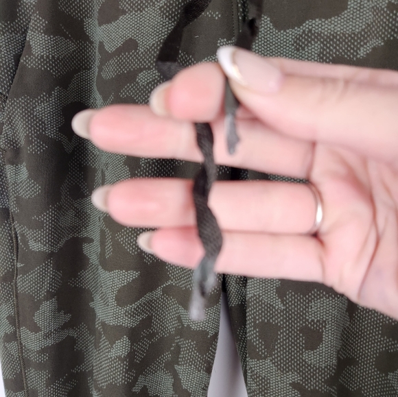 Lululemon Ready to Rulu Camo Joggers Size 4. - Picture 5 of 9
